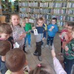 dzieci w bibliotece