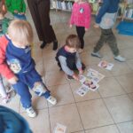 dzieci w bibliotece