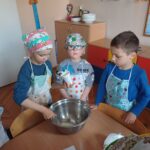 dzieci przygotowują ciasto na babeczki
