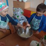 dzieci przygotowują ciasto na babeczki
