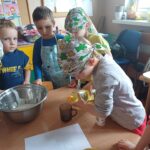dzieci przygotowują ciasto na babeczki