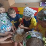 dzieci przygotowują ciasto na babeczki