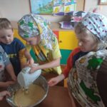 dzieci przygotowują ciasto na babeczki