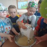 dzieci przygotowują ciasto na babeczki