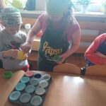 dzieci przygotowują ciasto na babeczki