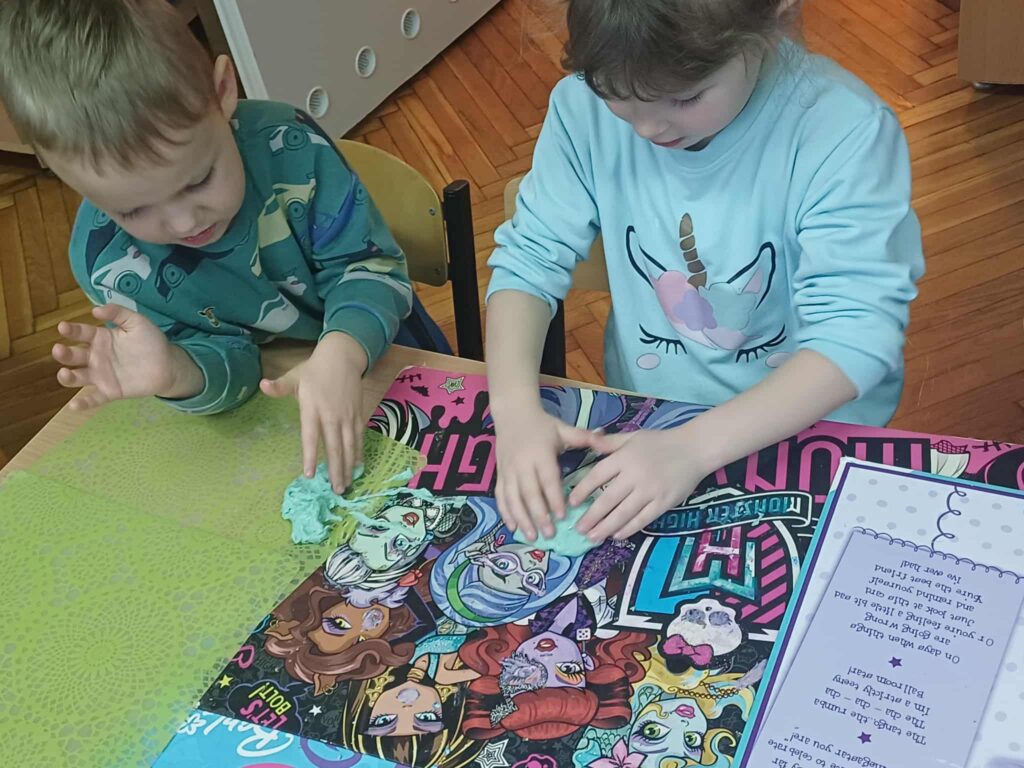 chłopiec i dziewczynka z slime
