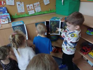 dzieci oglądają obrazy z warzyw i owoców