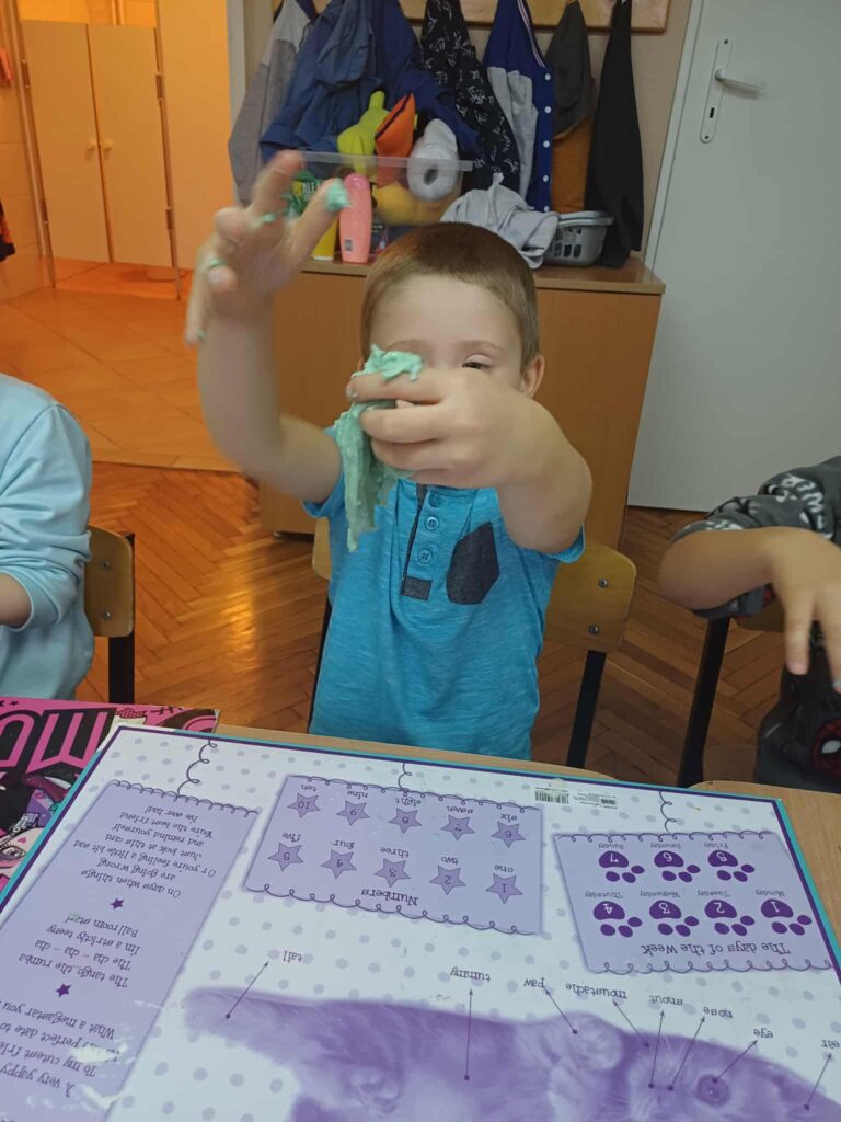 chłopiec z slime