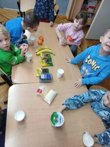 dzieci robią jogurty
