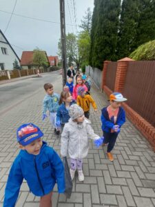 dzieci zbierają śmieci