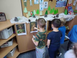 dzieci oglądają obrazy z warzyw i owoców