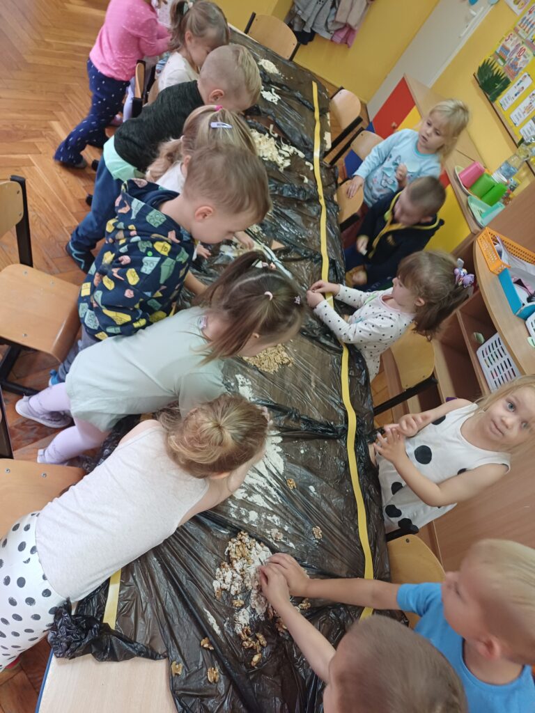 dzieci przesypują produkty