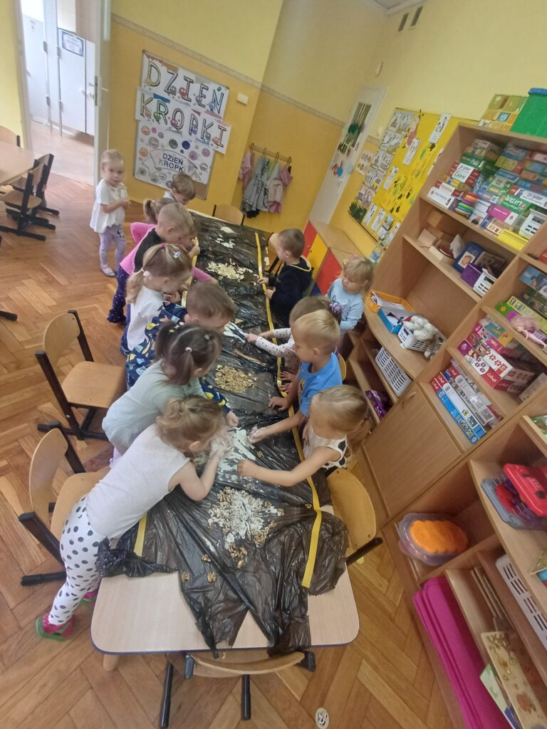 dzieci przesypują produkty