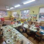 dzieci samodzielnie robią śniadanie