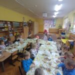 dzieci samodzielnie robią śniadanie