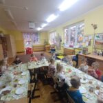 dzieci samodzielnie robią śniadanie