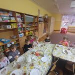 dzieci samodzielnie robią śniadanie