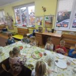 dzieci samodzielnie robią śniadanie