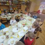 dzieci samodzielnie robią śniadanie