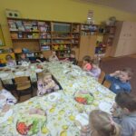 dzieci samodzielnie robią śniadanie