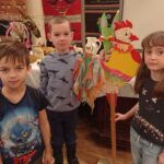 Troje dzieci z kogucikiem Wielkanocnym