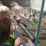 Dzieci oglądają makietę kolei