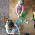 dwie dziewczynki malują farbami pory roku
