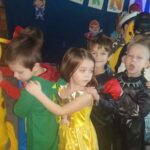 dzieci tańczą w zabawie "Pociąg"