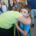 dziewczynka przytula chłopczyka