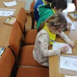 dzieci kolorują obrazek sasanki