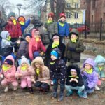 dzieci stoją przy pomniku Mikołaja Kopernika