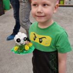 Na zdjęciu chłopiec pokazujący wykonanego barnka wielkanocnego.