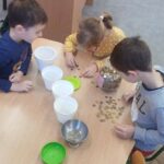 dzieci segregują monety