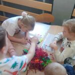 dzieci malują obrazki mazakami