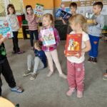 Dzieci prezentują swoje ulubione książki.