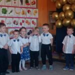 Dzieci stoją i mówią wierszyk