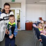 Chłopiec trzyma w ręku butelkę z małym wiatraczkiem