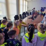Dzieci podzielone na dwie grupy czekają na wykonanie doświadczenia