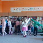 grupa dzieci w parch chodzi po obwodzie koła