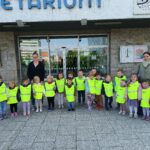 Dzieci stoją przed Planetarium