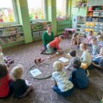 Dzieci dopasowują figury zwierząt do obrazków