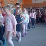 sala przedszkolna i grupa stojących dzieci