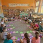 Na zdjęciu dzieci z krążkami i napisami: proszę, przepraszam, dziękuję.