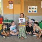 Dzieci uczestniczą w zabawie z obrazkami pt. ,,Kodeks przyjaciela"
