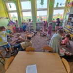 Dzieci uczestniczą w zabawie ruchowej: ,,Pomóż przyjacielowi"