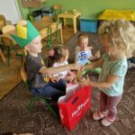 Chłopiec rozdaje dzieciom prezenty