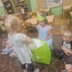 Dziewczynka rozdaje dzieciom prezenty