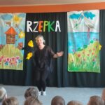 Mama przebrana za kawkę rozmawia z widownią