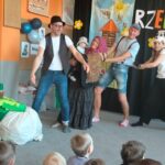 4 rodziców stoi jedno za drugim (dziadek, babcia, wnuczek, mruczek)