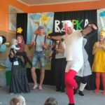Na scenę wszedł rodzic w kostiumie bociana